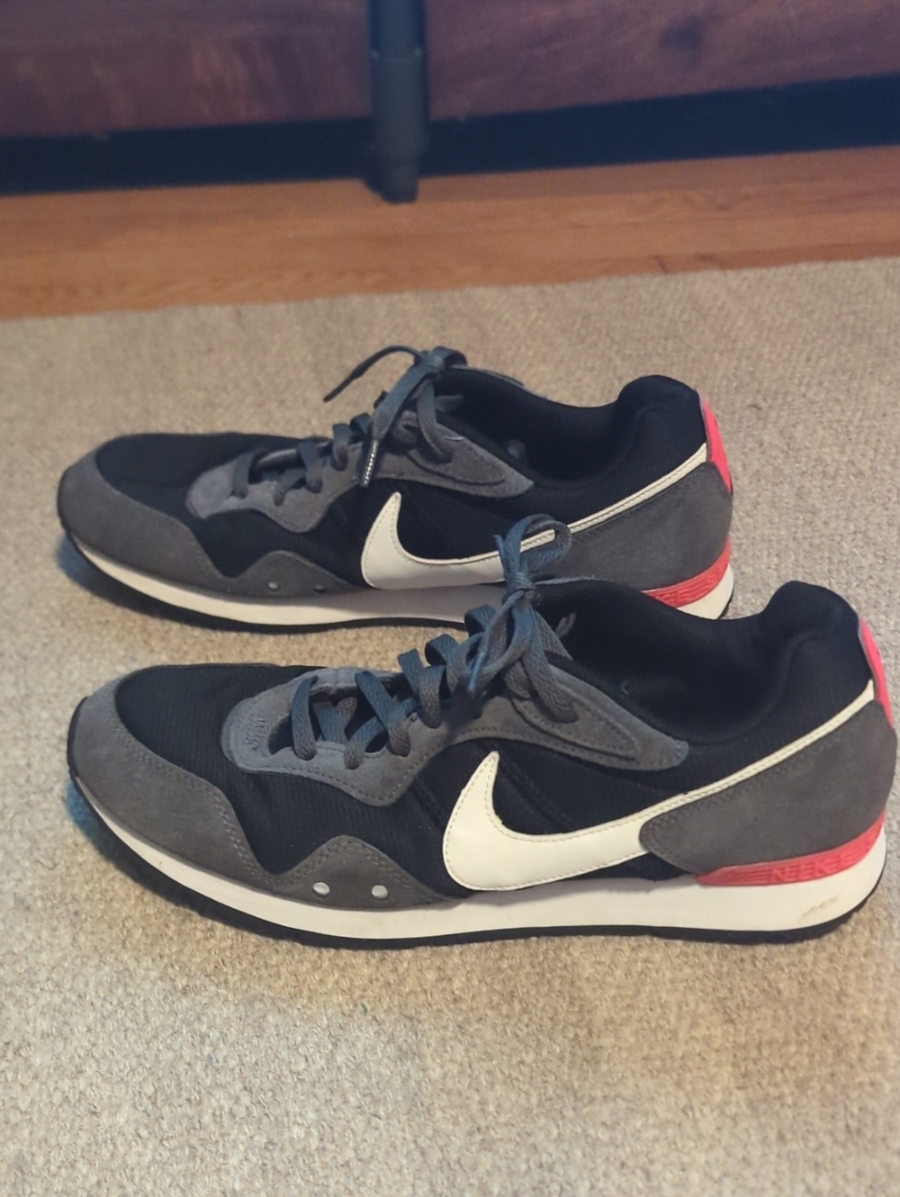 Nike Venture Runner Iron Grey Flash Crimson Black Men Size 13 CK2944-004 Sneaker